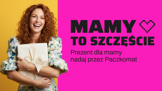 Uśmiechnięta kobieta obejmująca paczkę.