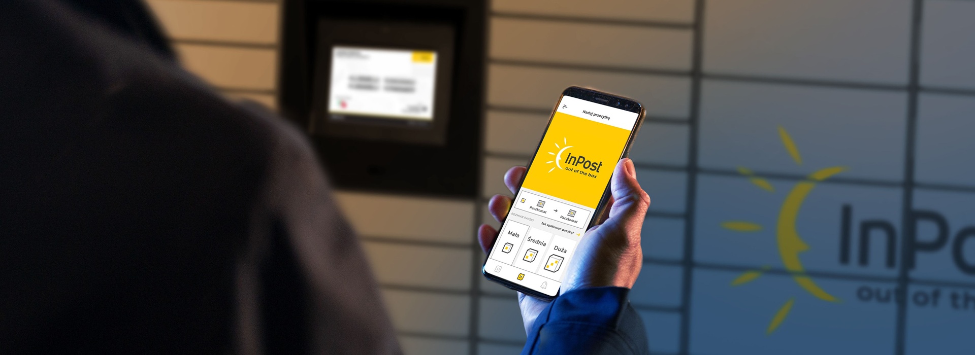 Osoba wysyłająca list za granicę poprzez Paczkomat z wykorzystaniem z aplikacji InPost Mobile.