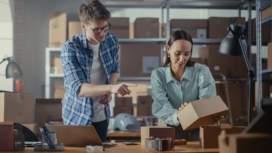 Właściciele e-commerce przygotowujące zamówienia.