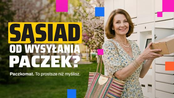 Kobieta nadająca paczkę przez Paczkomat.