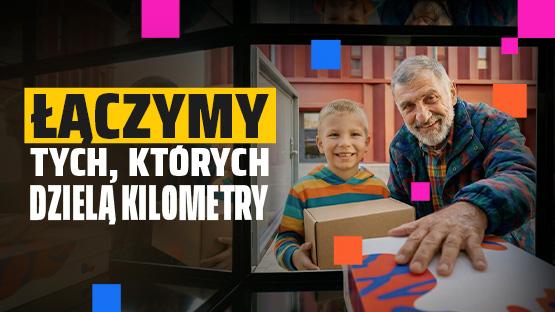 Dziadek z wnuczkiem nadają paczkę przez Paczkomat.