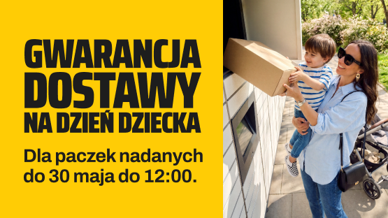 Uśmiechnięta kobieta z małym dzieckiem na rękach umieszcza paczkę w skrytce urządzenia Paczkomat. Gwarancja dostawy na Dzień Dziecka dla paczek nadanych do 30 maja do godziny 12:00.