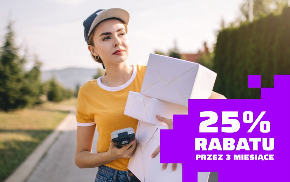 Kobieta w żółtym T-shircie i czapce z daszkiem, trzymająca w rękach terminal oraz przesyłki.